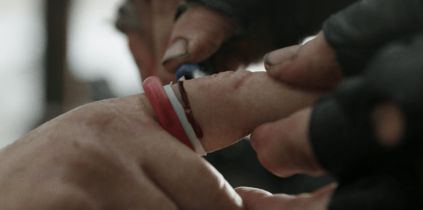 Father Son Holy Gore - Fear the Walking Dead Season 5 - June Removing Fingers